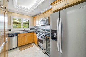 Fridge, coffee/tea maker