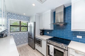 Wasserkocher mit Kaffee-/Teezubehör