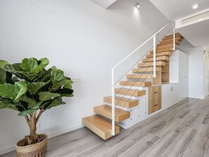 Wooden stairs with storage, Sonrisa, Townhouse in Estepona - Sonrisa | Sea view - pool - terrace (Estepona)