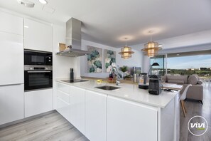 冷蔵庫、電子レンジ、オーブン、食器洗い機