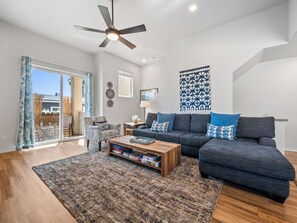 Smart TV, fireplace - Pacific Beach Dreamin' - AC, Garage, Walk to Beach & Town (San Diego)