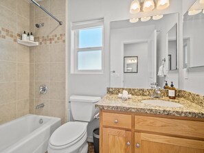 Combined shower/tub, hair dryer, towels