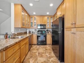 冰箱、微波炉、烤箱、炉灶