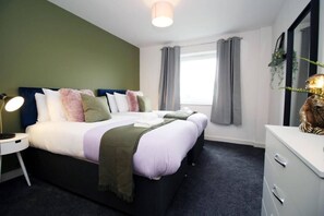 2 bedrooms, desk, iron/ironing board, free internet - Cohost Partners | Modern 2BR Apt | River Views (Cardiff)
