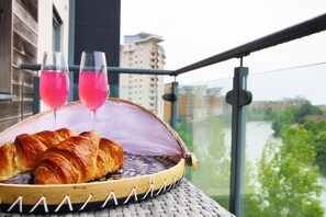 Outdoor dining - Cohost Partners | Modern 2BR Apt | River Views (Cardiff)