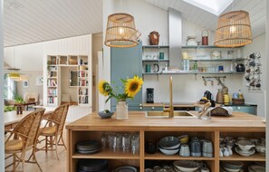 ثلاجة، غسالة أطباق، ماكينة لصنع القهوة/الشاي