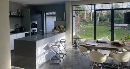 Characteristic detached villa in Hilversum with very spacious garden.