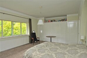 4 bedrooms, bed sheets - Characteristic detached villa in Hilversum with very spacious garden. (Hilversum)