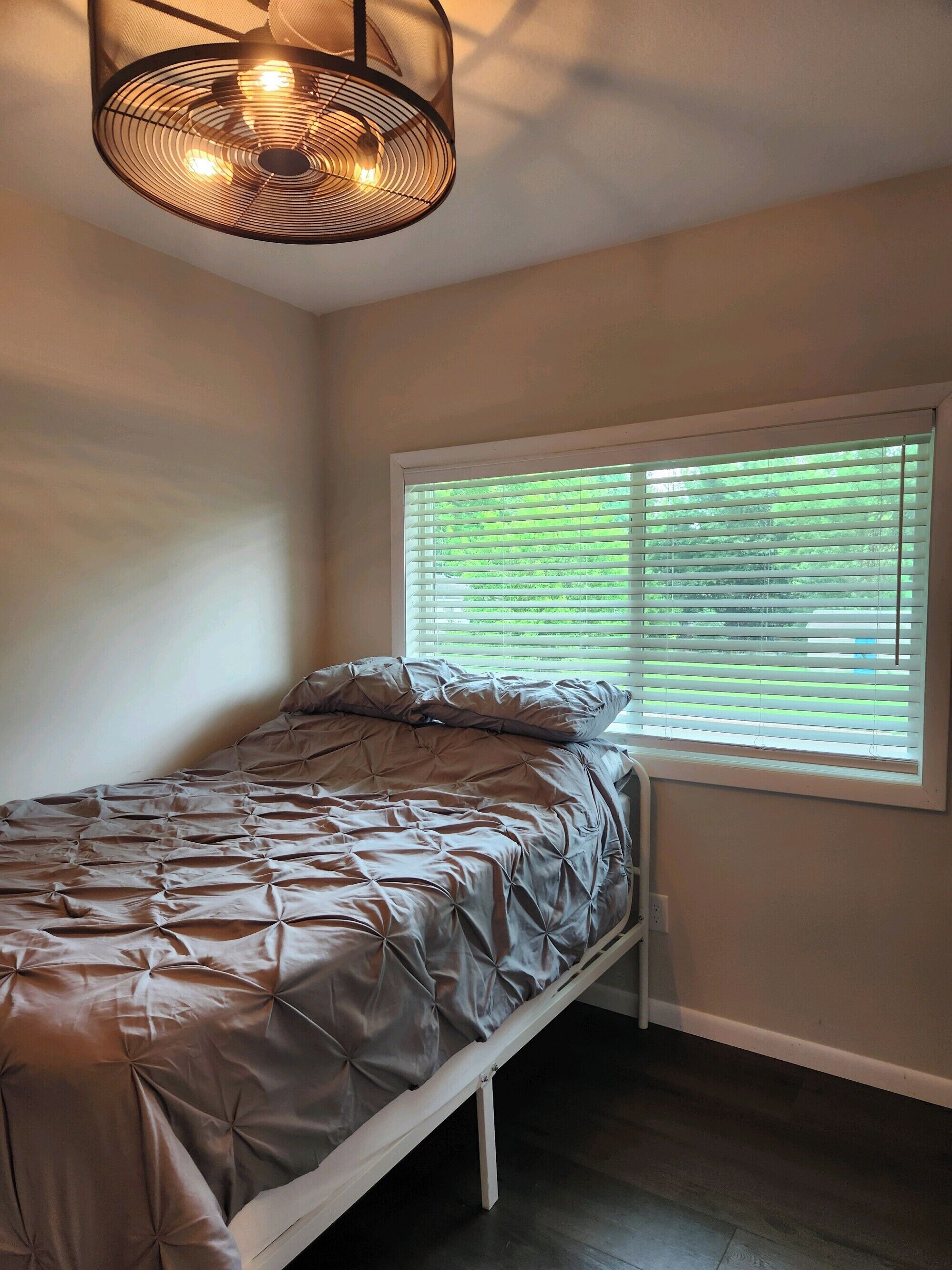 2 bedrooms, desk, iron/ironing board, travel crib