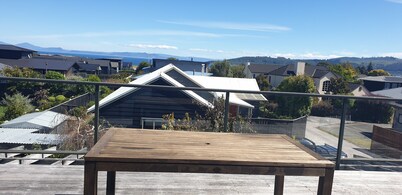 Spacious Holiday Home 5minute walk to the Lake