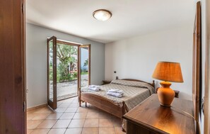 7 makuuhuonetta, vauvan matkasänky, ilmainen Wi-Fi, vuodevaatteet