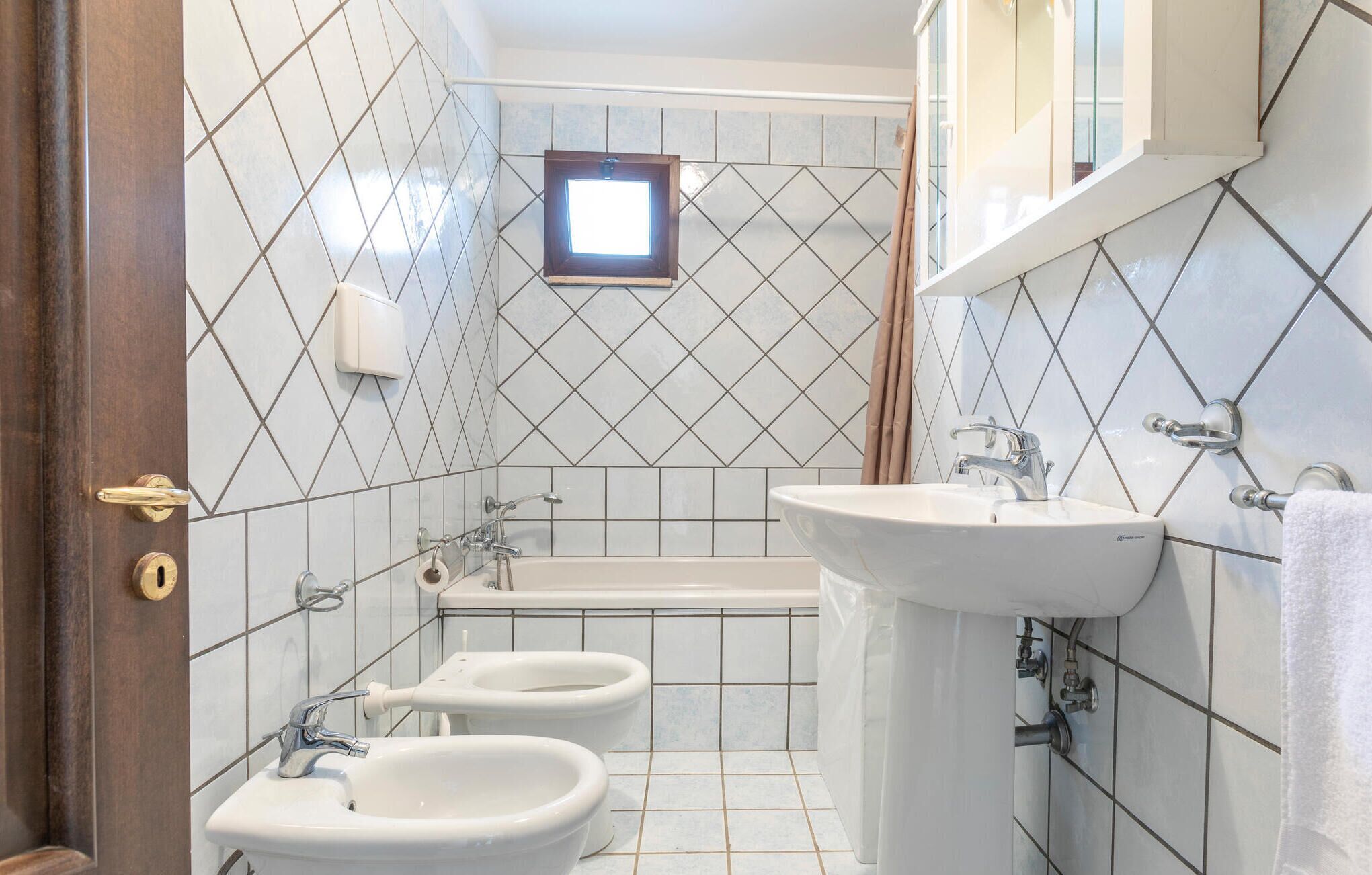 Bathtub, hair dryer