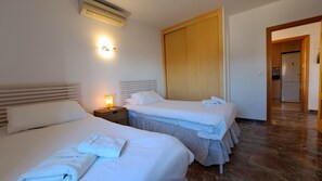 2 slaapkamers, een kluis op de kamer, een strijkplank/strijkijzer