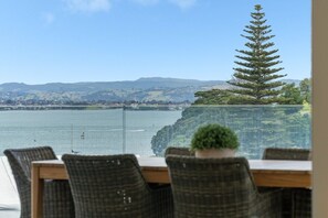Outdoor dining - Executive Oceanside Apartment  (Mount Maunganui)