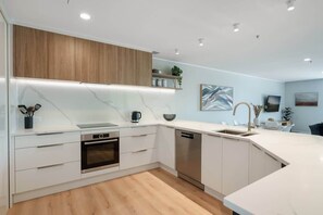 Kjøleskap, mikrobølgeovn, ovn og oppvaskmaskin