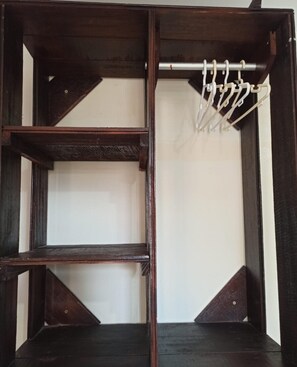 Escritorio, espacio para trabajar con laptop y wifi gratis