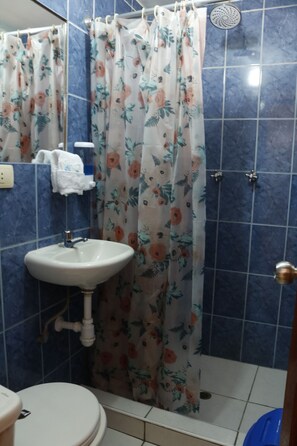 Standard Double Room, Lanai, Mountain View | Bathroom | Towels, soap, shampoo, toilet paper - Casa D Maria (Ollantaytambo)