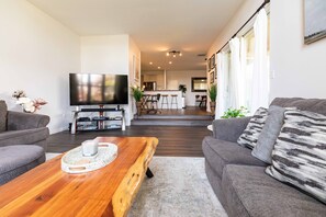 65-inch Smart TV with satellite channels, TV - Stylish Villa with Pool Access (Waikoloa)