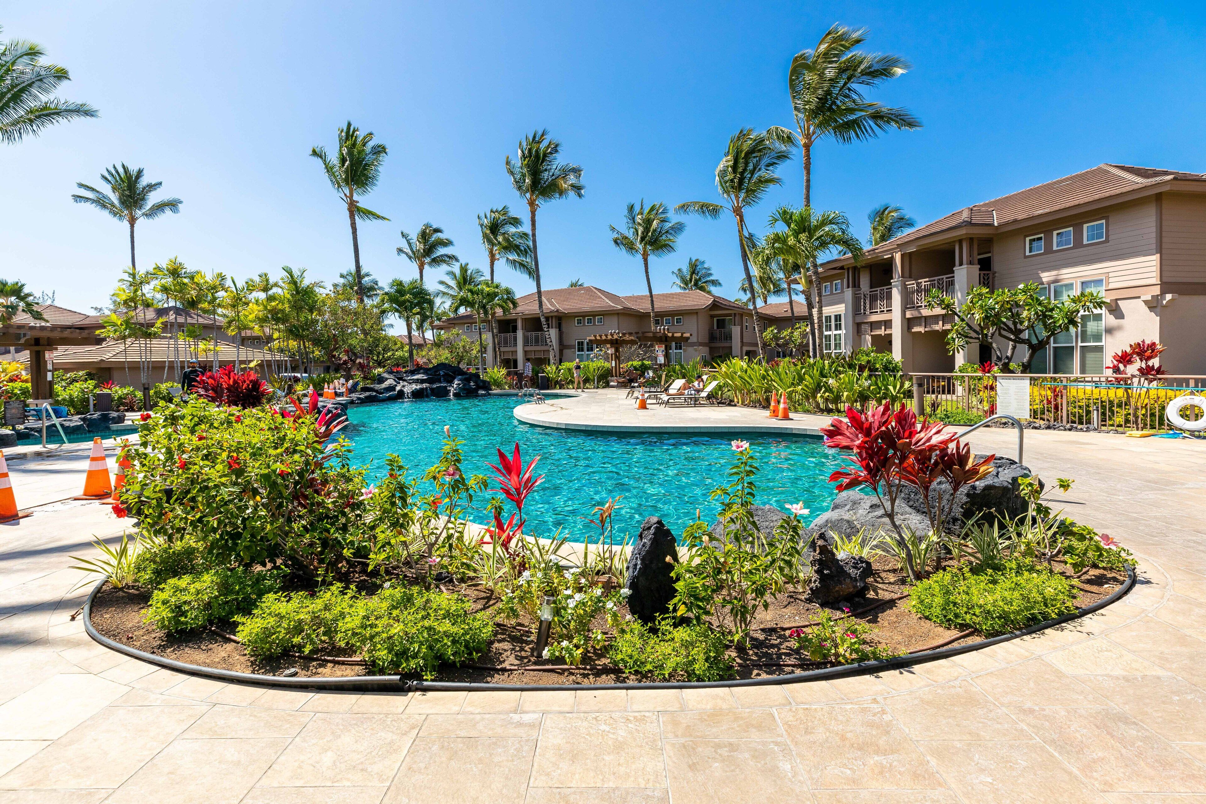 2 kolam renang outdoor, dengan kursi berjemur