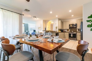 Apartment | In-room dining - Stylish Villa with Pool Access (Waikoloa)