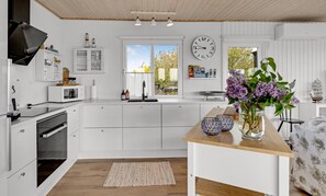 Fridge, oven, stovetop, dishwasher - Beautiful home in Hejls with WiFi (Hejls)