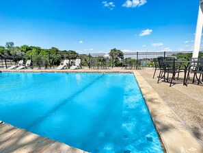 Seasonal outdoor pool, pool umbrellas - Whitney Ridge Resort (Clifton)