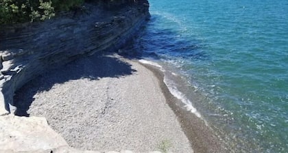 Secluded Cottage with Hidden Cove on Lake Erie