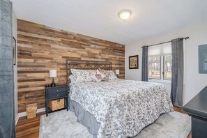 3 bedrooms, desk, iron/ironing board, travel crib