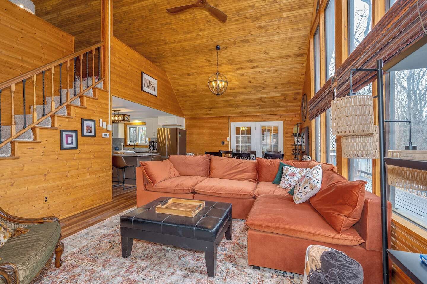 Smart TV, chimenea y oficina 