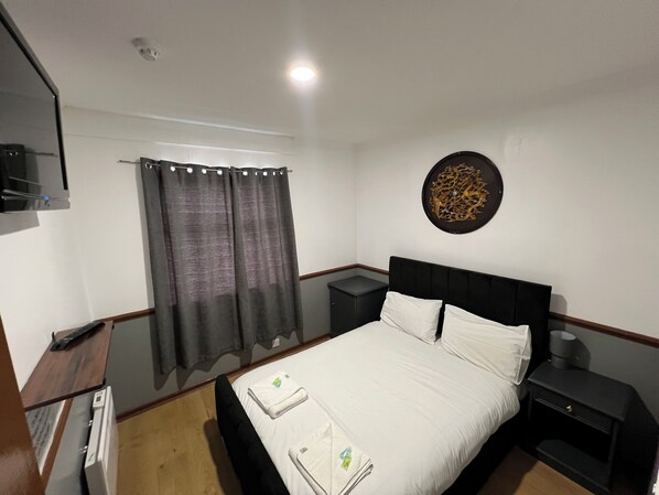 Habitación familiar, 2 camas dobles | 1 dormitorio, escritorio, sistema de insonorización