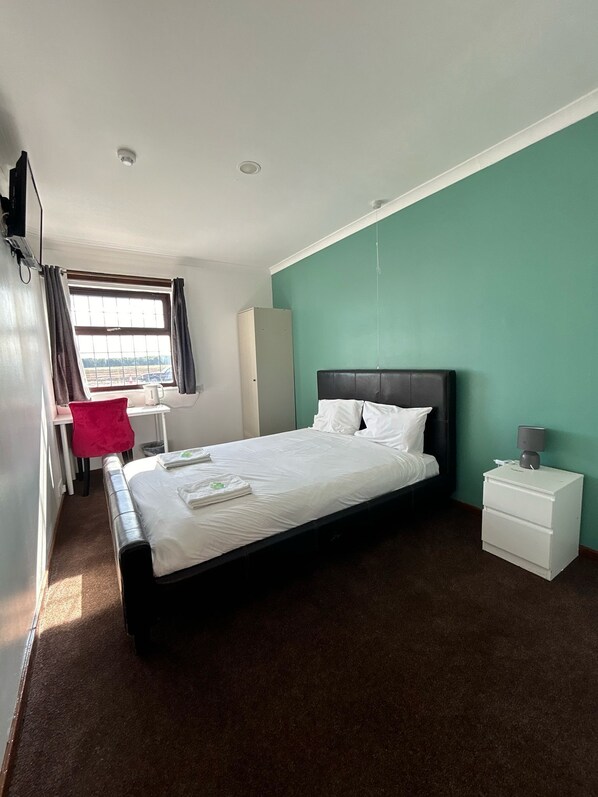 Classic Double Room | Desk, soundproofing, iron/ironing board, free WiFi