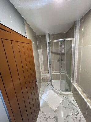 Habitación triple estándar, varias camas | Baño | Ducha, artículos de higiene personal gratuitos, toallas y jabón