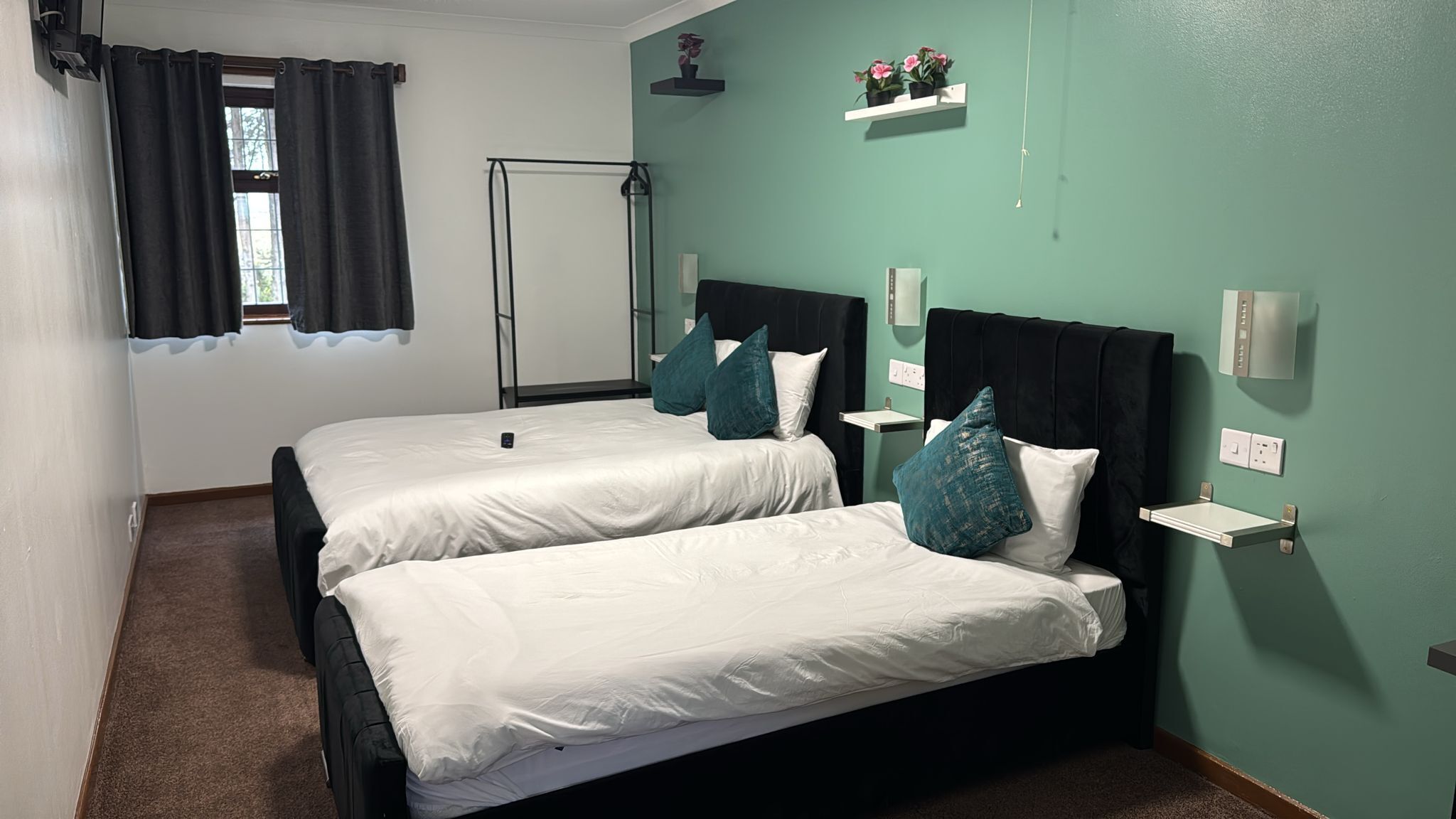 Escritorio, sistema de insonorización y tabla de planchar con plancha 