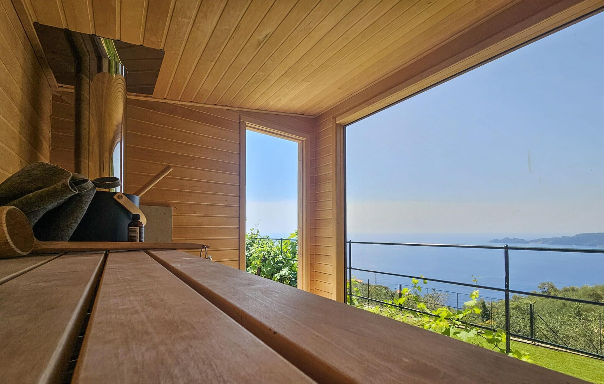 Un intérieur en bois avec une grande fenêtre donnant sur un paysage magnifique.