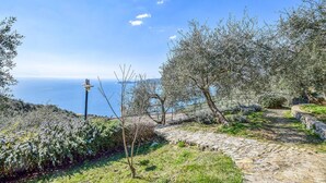 A stone pathway leading to a scenic overlook with views of the sea and distant mountains. - Cozy home in Zoagli with sauna (Zoagli)