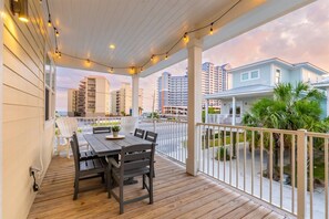Outdoor dining - Modern 3-Bedroom Retreat: Pool & Endless Beach Fun (Gulf Shores)