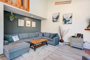 Smart TV, fireplace, table football - Sunday Slopes - Game Room + Central Location! (Conway)