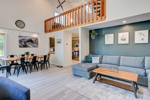 Smart TV, fireplace, table football - Sunday Slopes - Game Room + Central Location! (Conway)