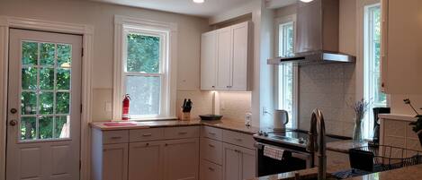 Jääkaappi, mikroaaltouuni, uuni, liesi