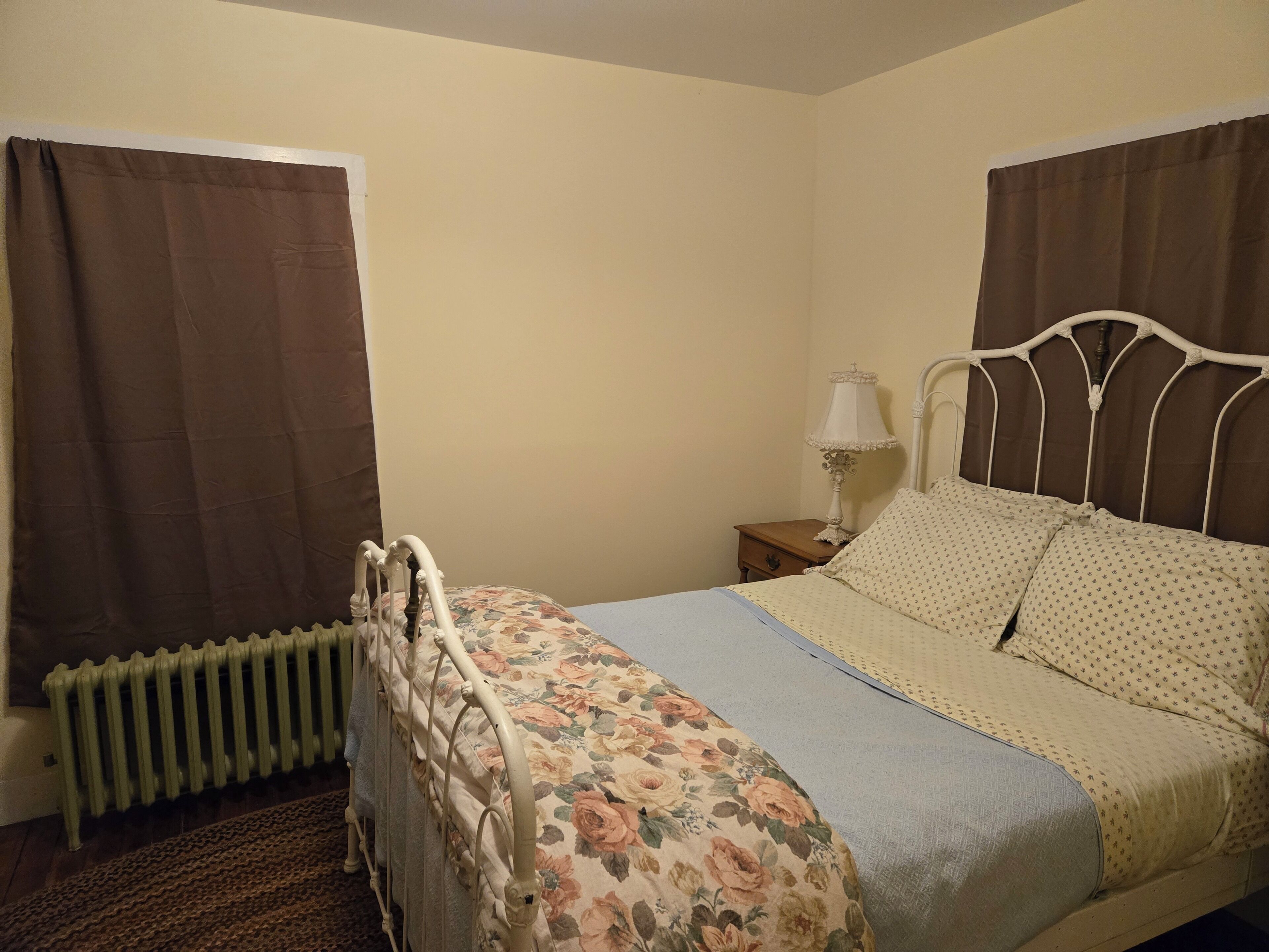 2 bedrooms, desk, iron/ironing board, travel crib