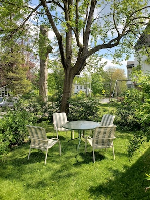 Outdoor dining - Historic downtown apartment. Unscented products and sustainability practices. (Northampton)