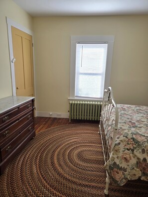 2 bedrooms, desk, iron/ironing board, travel cot