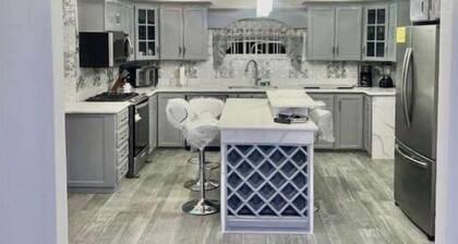 Nate Luxury Stay - Cozy family retreat in Old Harbour. Pet-Friendly!