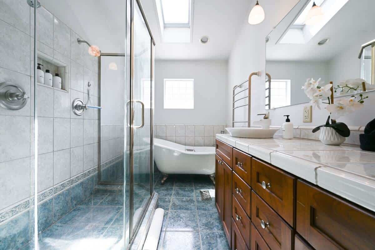 Baignoire, sèche-cheveux, shampoing