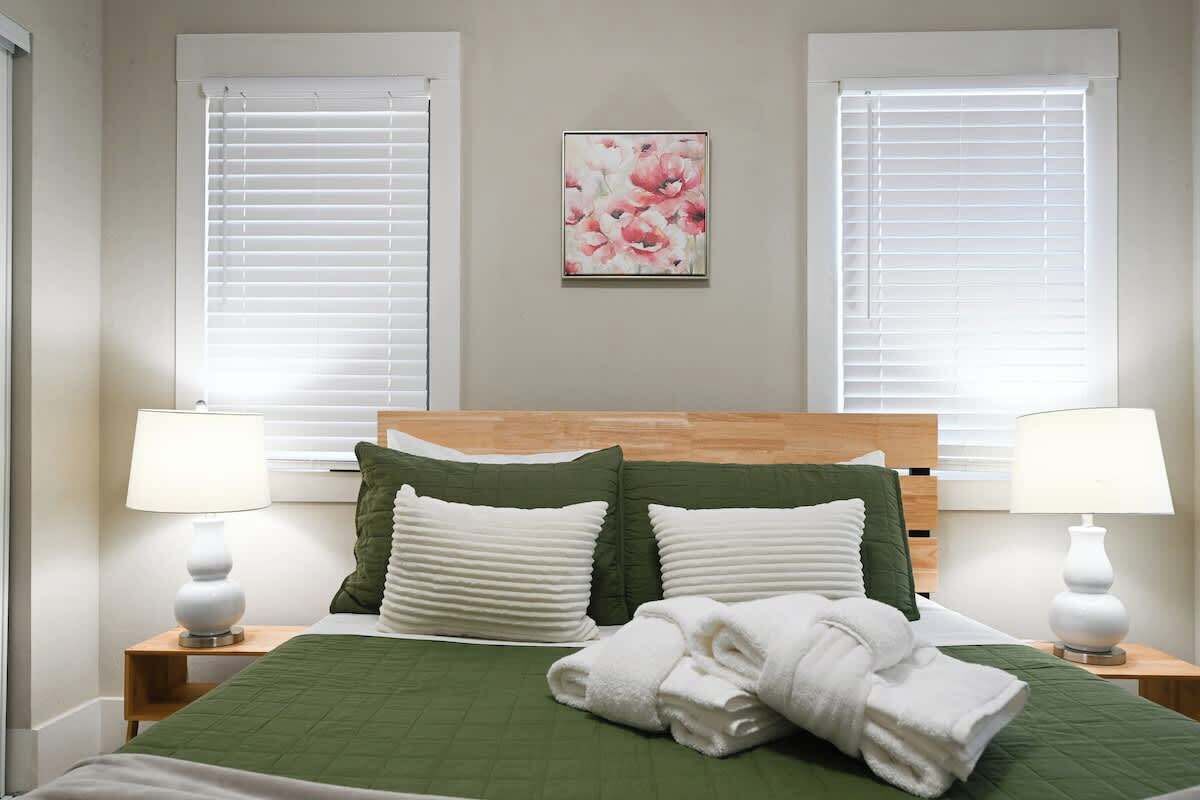 3 bedrooms, iron/ironing board, WiFi, bed sheets