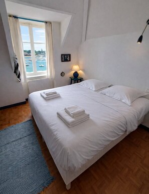 5 bedrooms, desk, iron/ironing board, free WiFi