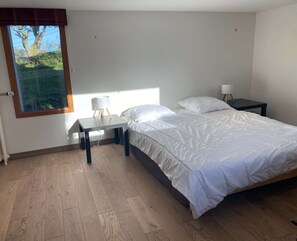 5 室のベッドルーム、デスク、アイロン / アイロン台、WiFi (無料)