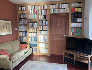 Fernseher, Kamin, Bücher