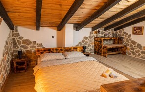 3 bedrooms, travel crib, free WiFi, bed sheets