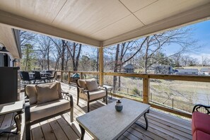 Outdoor dining - The Fox Den - 4BR/3BA - Sleeps 12 (Benton County)